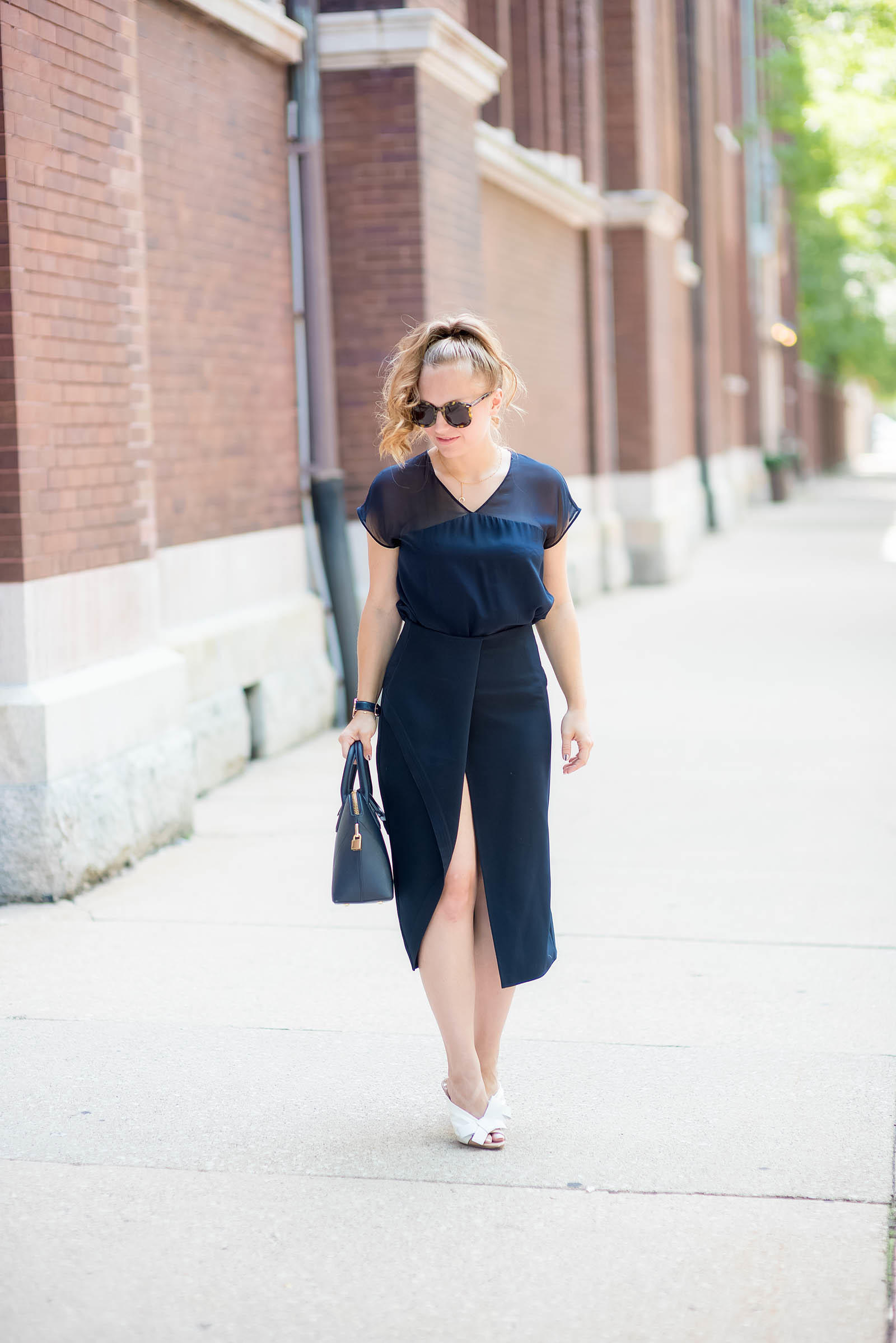 How to Wear Navy Monochrome Outfit
